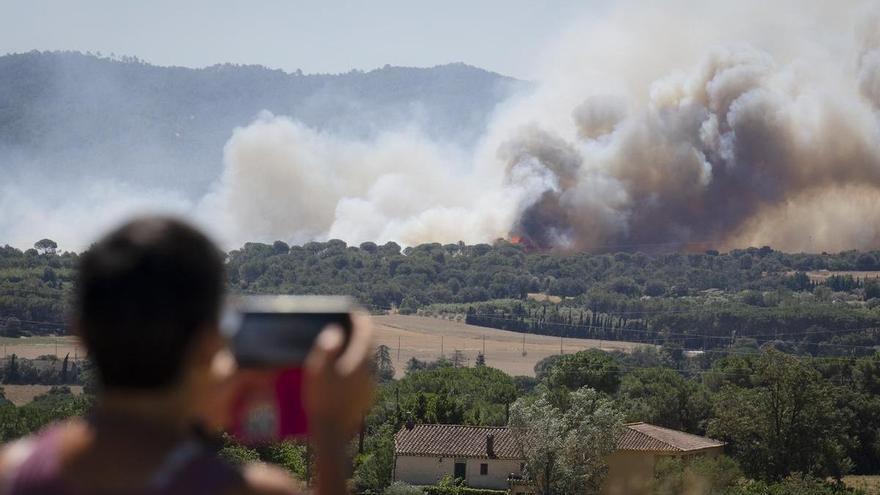 El incendio de Girona quema 1.280 hectáreas y obliga a confinar a 12.000 personas