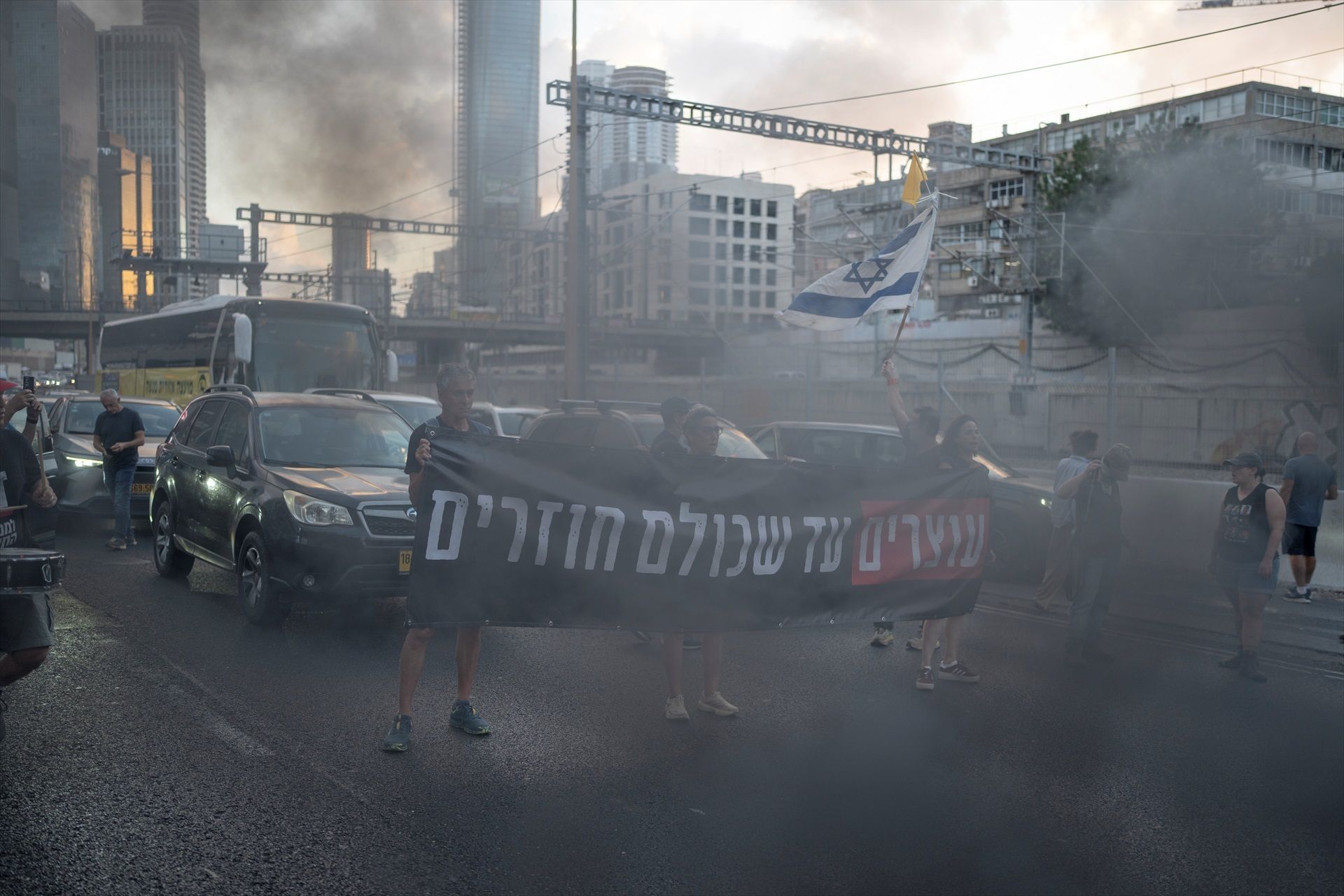 Manifestantes israelíes toman las carreteras para pedir un acuerdo en Gaza