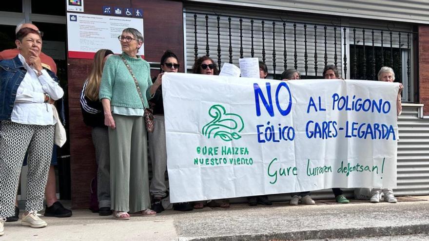 La asociación Gure Haizea entrega 600 alegaciones contra el nuevo proyecto eólico en Legarda y Puente la Reina