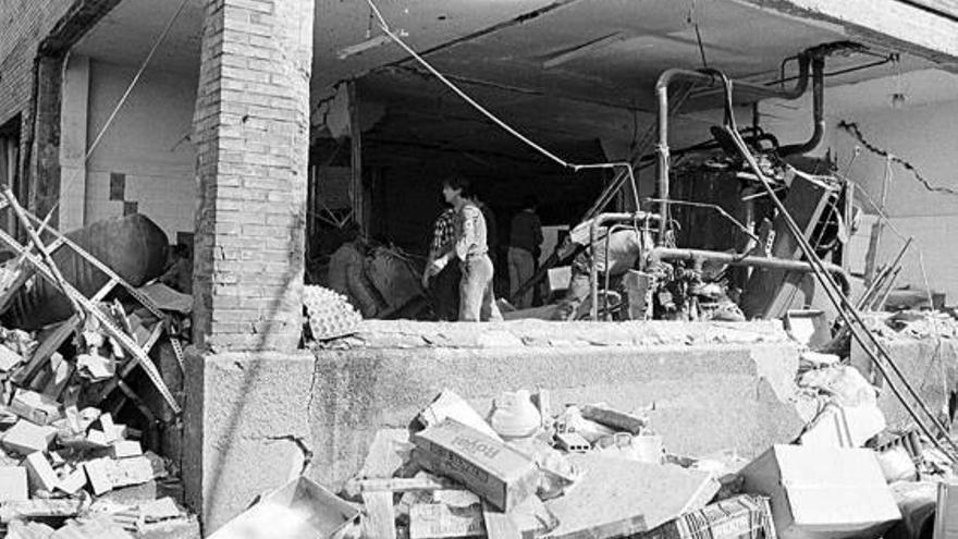 HACE 30 AÑOS. Vista del exterior del colegio el día de la explosión.