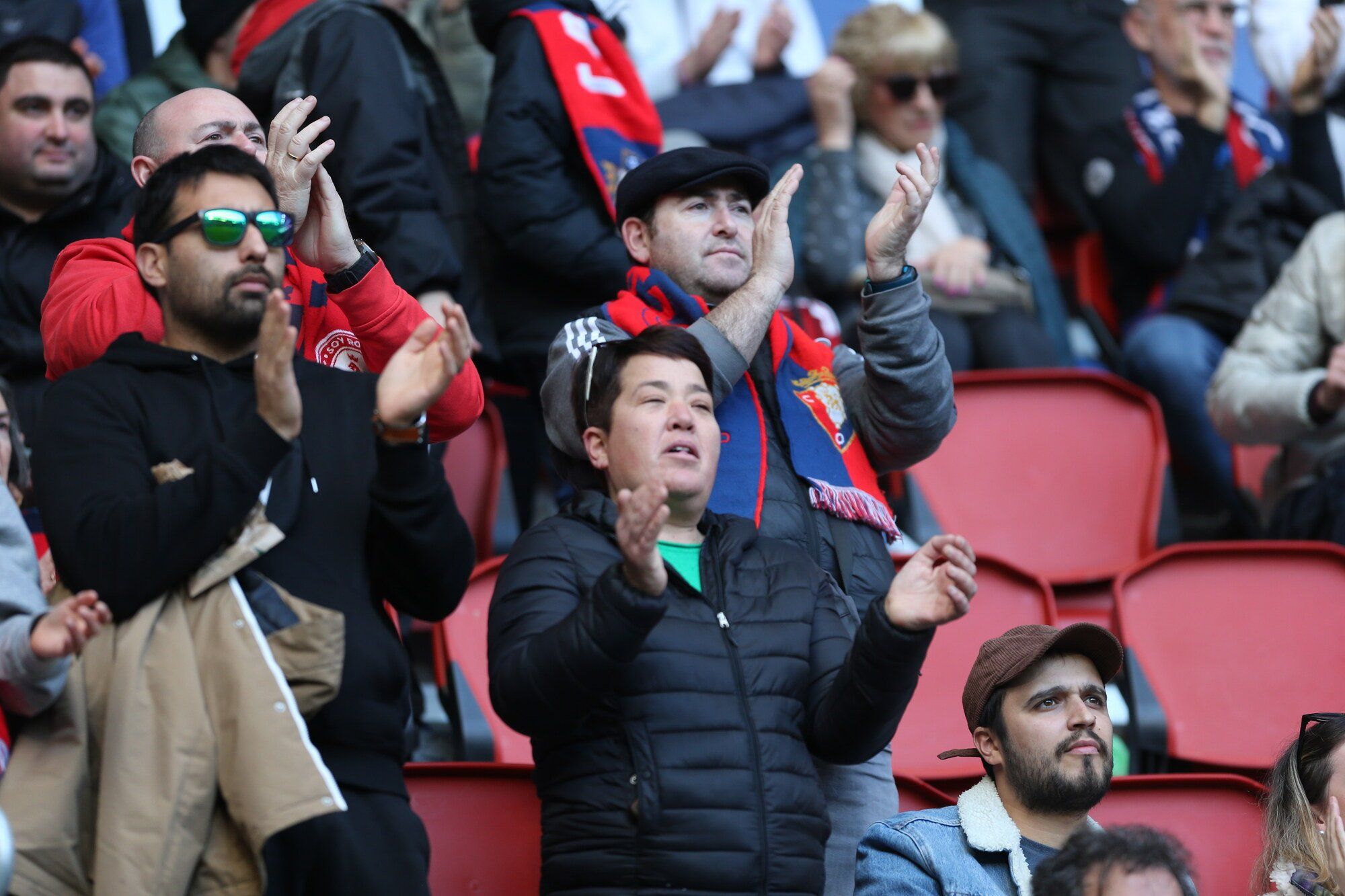Sol y calor en la grada de El Sadar. ¡Búscate en nuestra galería!