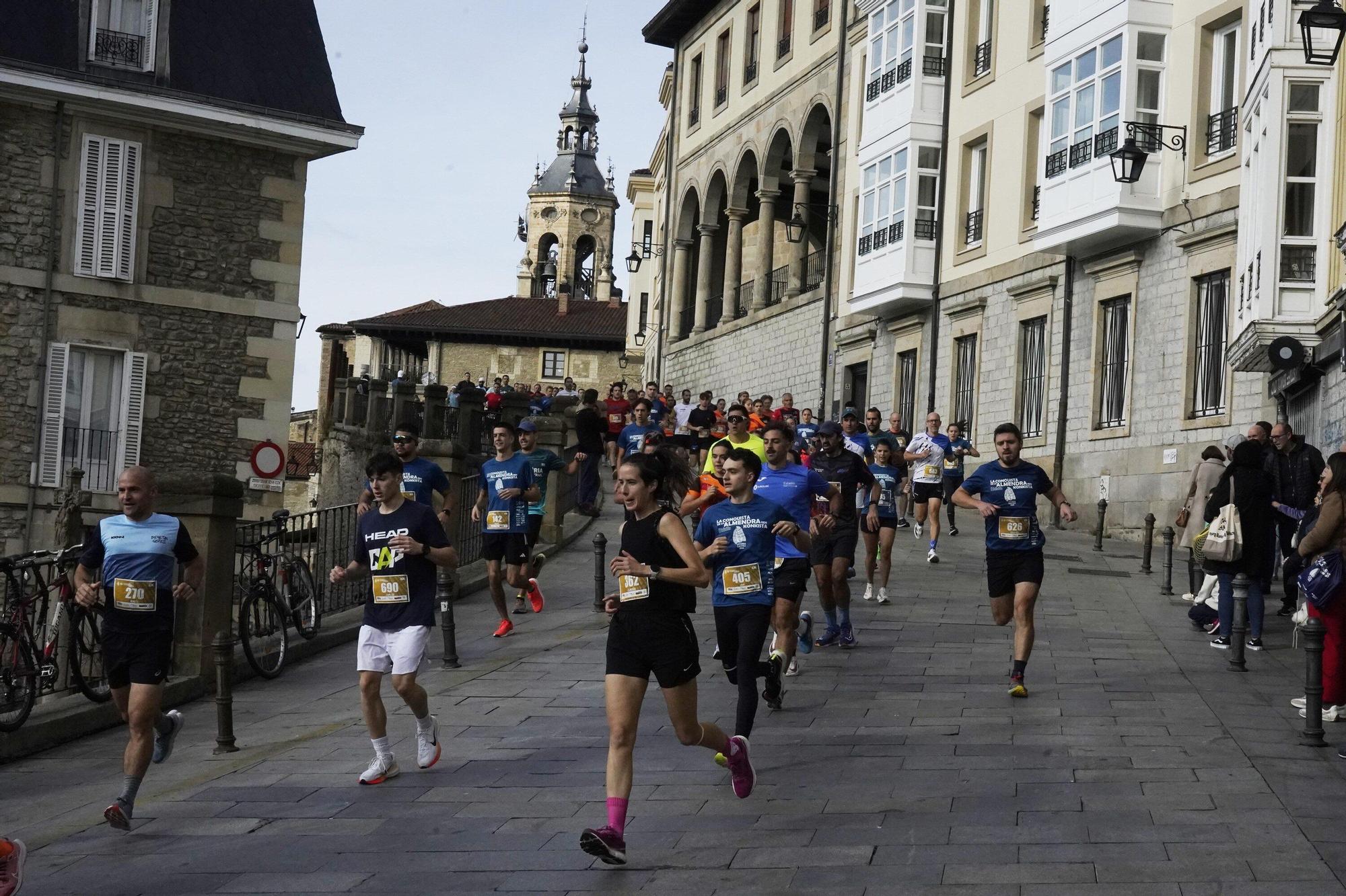 En imágenes: Miles de personas conquistan la Almendra de Gasteiz