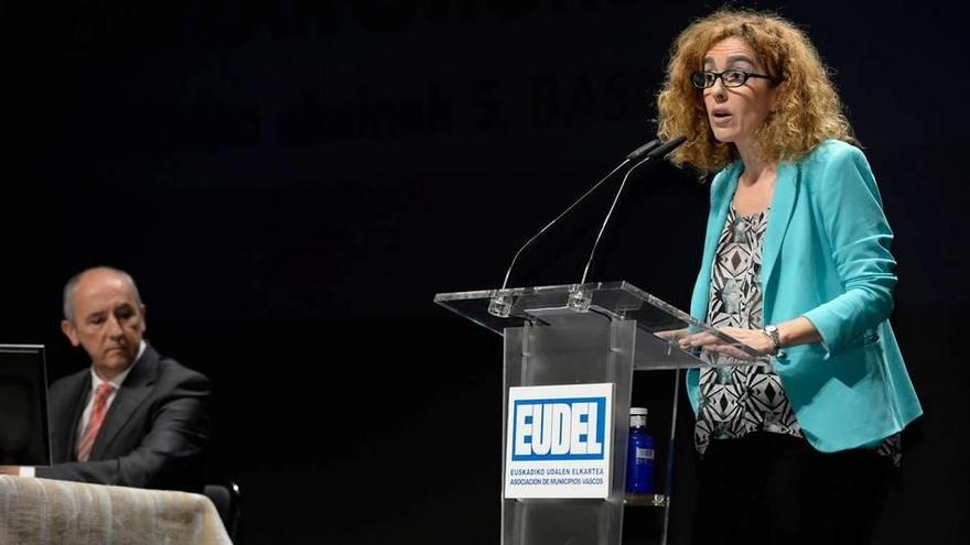 Presidenta de Eudel, Ibone Bengoetxea, durante su intervención.