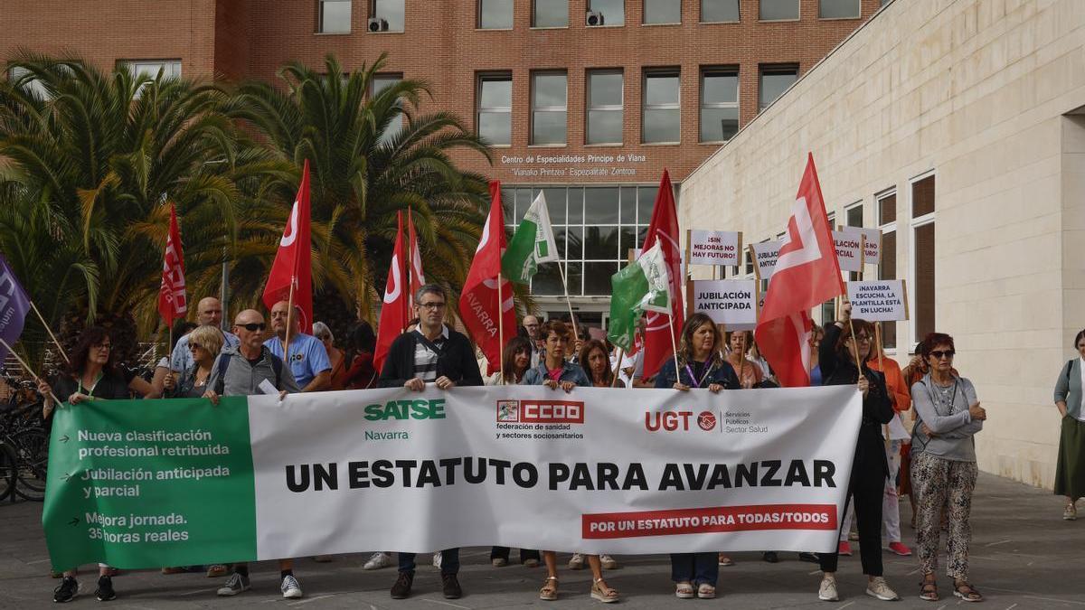 Medio centenar de personas, convocadas por CC.OO, SATSE y UGT, se han concentrado este martes en la explanada del Centro de Consultas Externas Príncipe de Viana en el marco de una jornada de protestas por la negociación del Estatuto Marco.