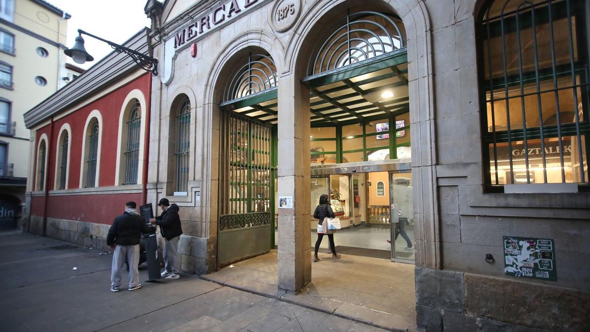 Fachada del mercado de Santo Domingo, que acoge este sábado por la mañana la primera feria de antigüedades.