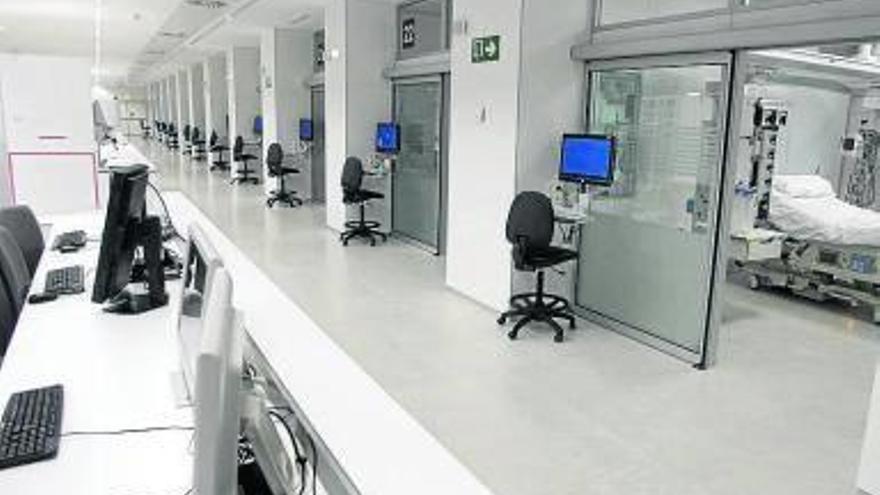 Los boxes están en dos pasillos paralelos con los controles en el medio.