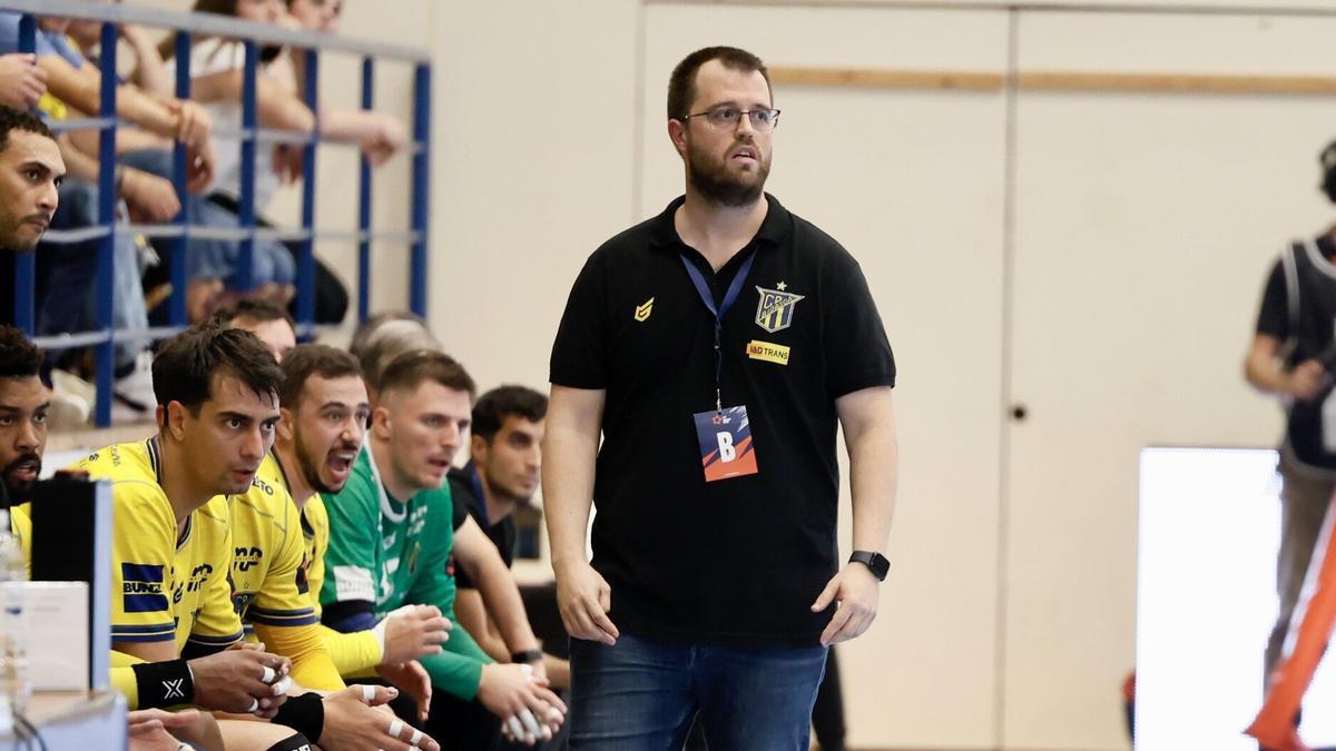 Álex Mozas, durante el partido ante el Flensburg en Artaleku.