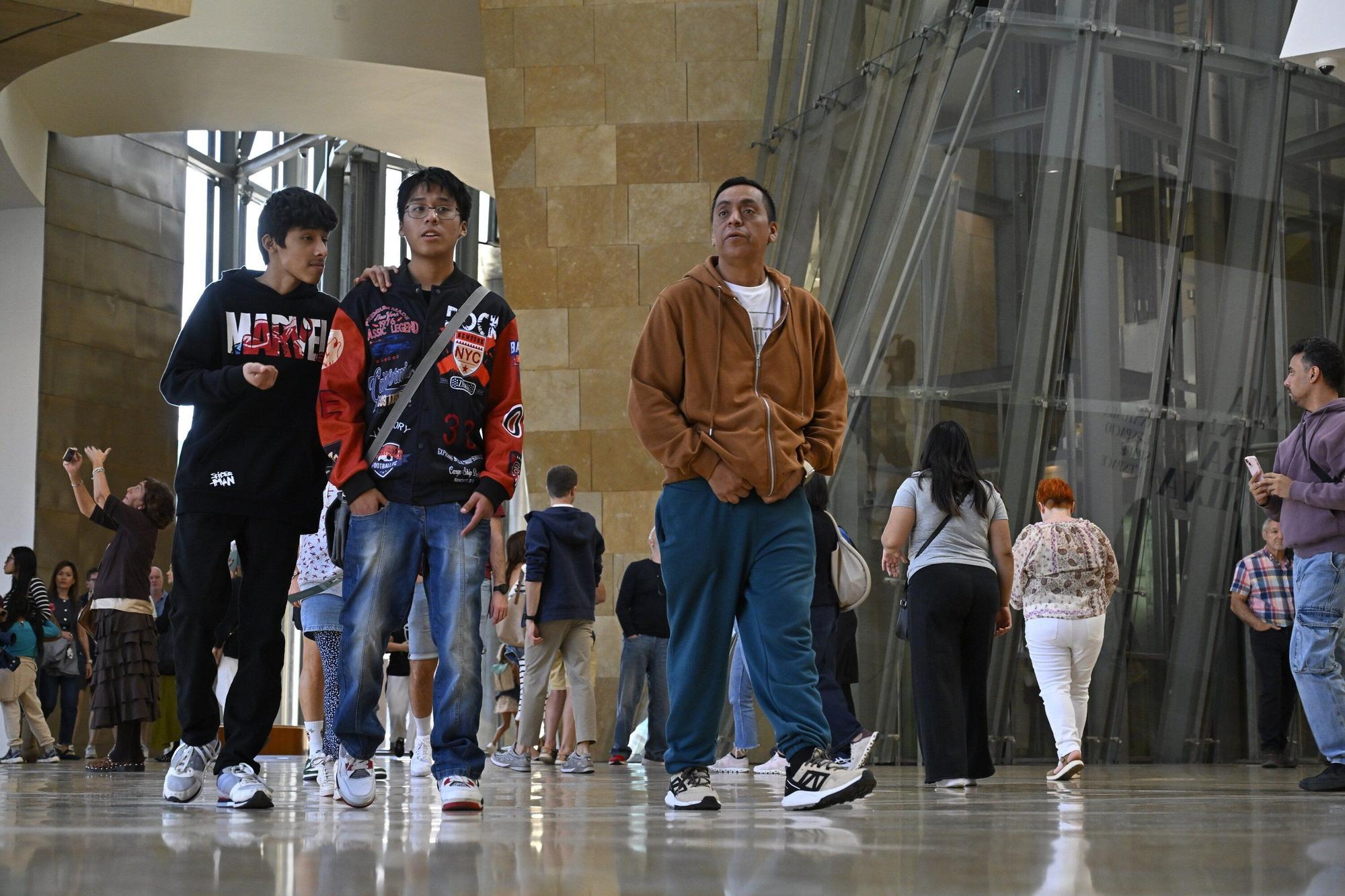 El Museo Guggenheim acoge a miles de visitantes en su 28º cumpleaños