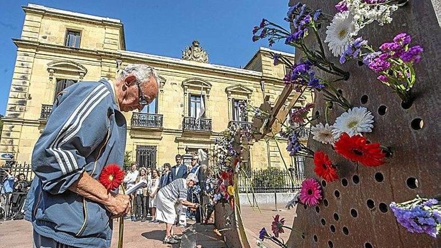 Las instituciones  homenajean  a las víctimas del franquismo