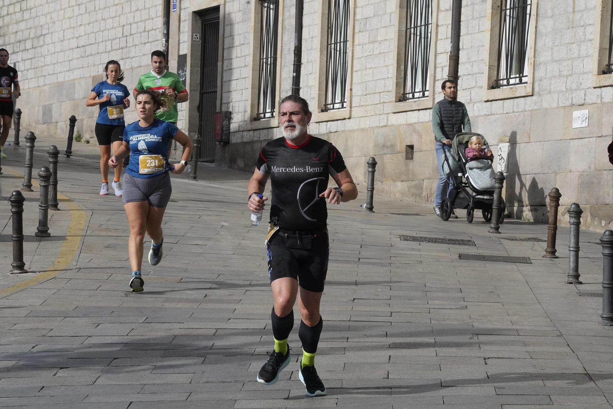 En imágenes: Miles de personas conquistan la Almendra de Gasteiz