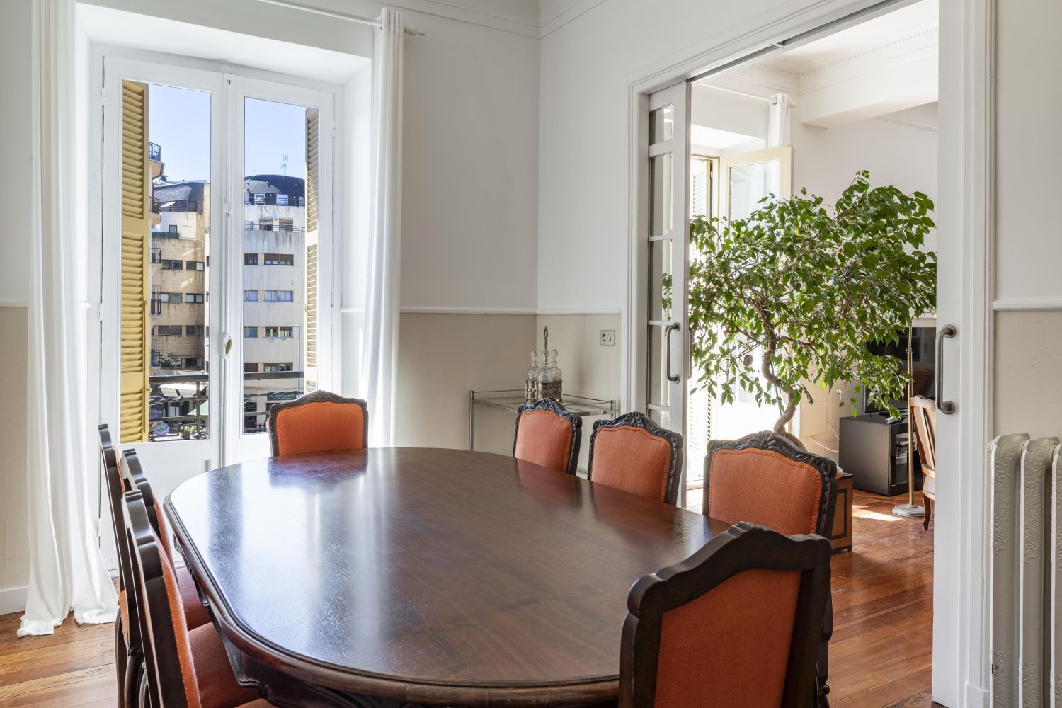 Magnífica propiedad en venta ubicada en un edificio señorial, situada en una de las zonas más elegantes del céntrico barrio de Gros