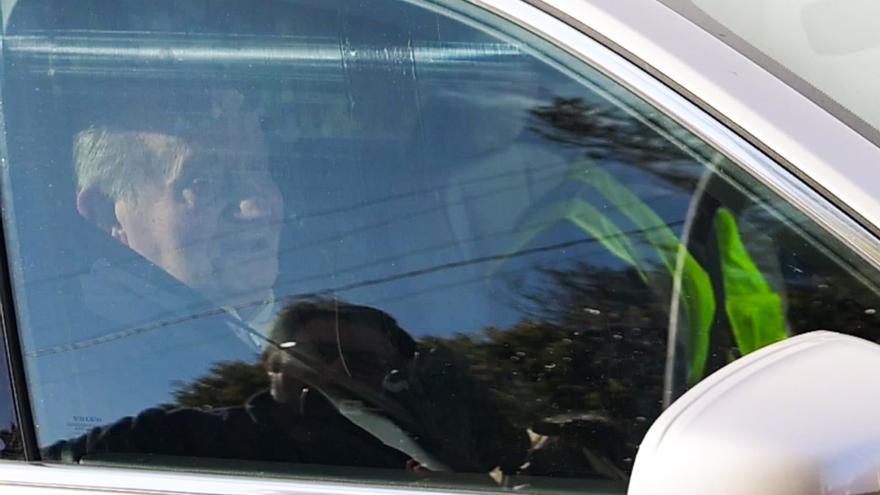 El rey emérito deja Vitoria tras permanecer dos días en un centro médico y va a Vigo