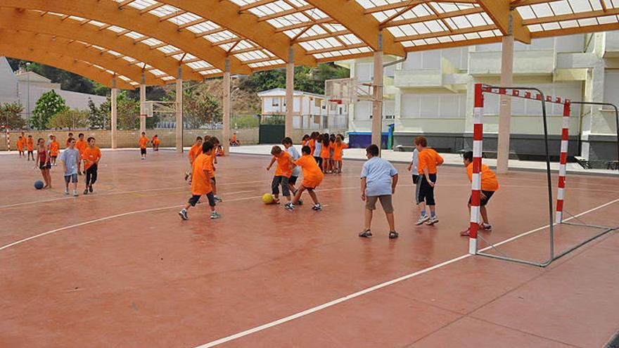 Niños de un campamento de inglés, jugando durante el tiempo libre.