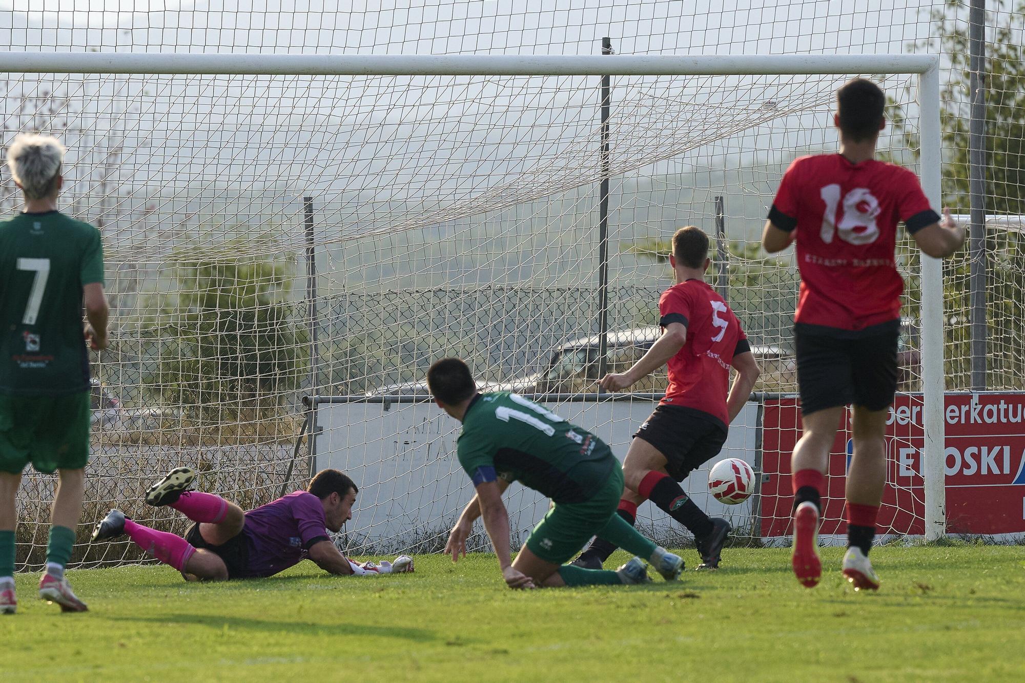 Fotos del Etxarri - Lourdes. Ida de la final de la Supercopa Navarra.