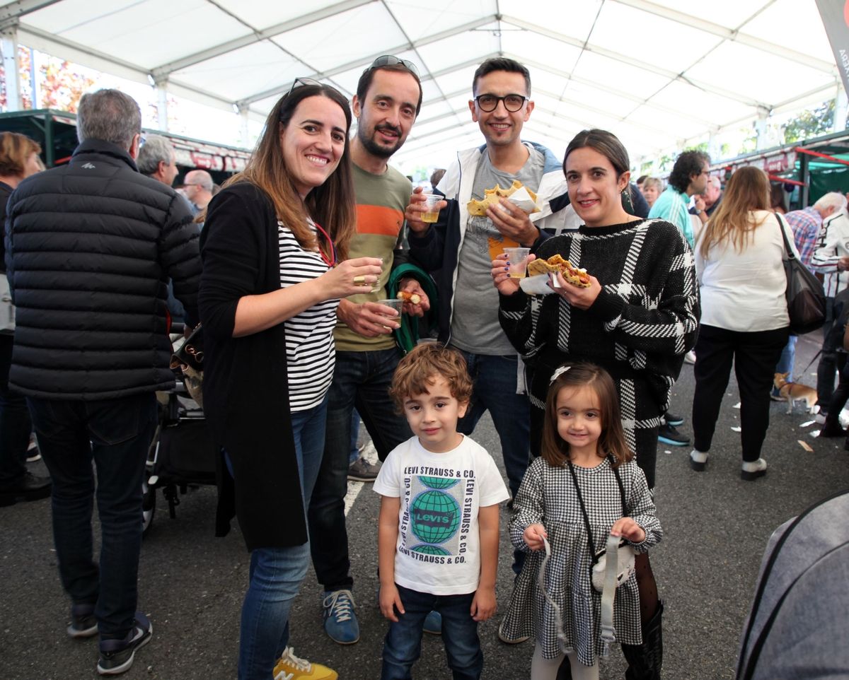 Los grupos de familias y amigos disfrutaron comiendo y comprando.