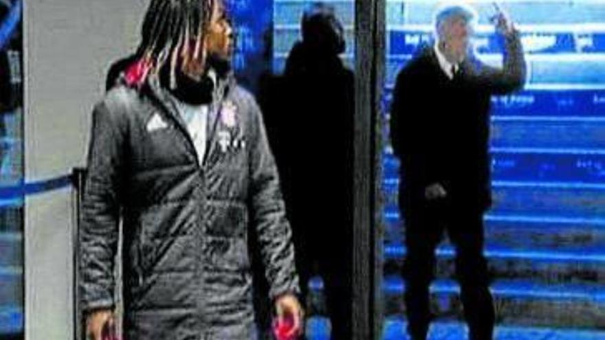 Ancelotti realiza una peineta ante la mirada de Renato.