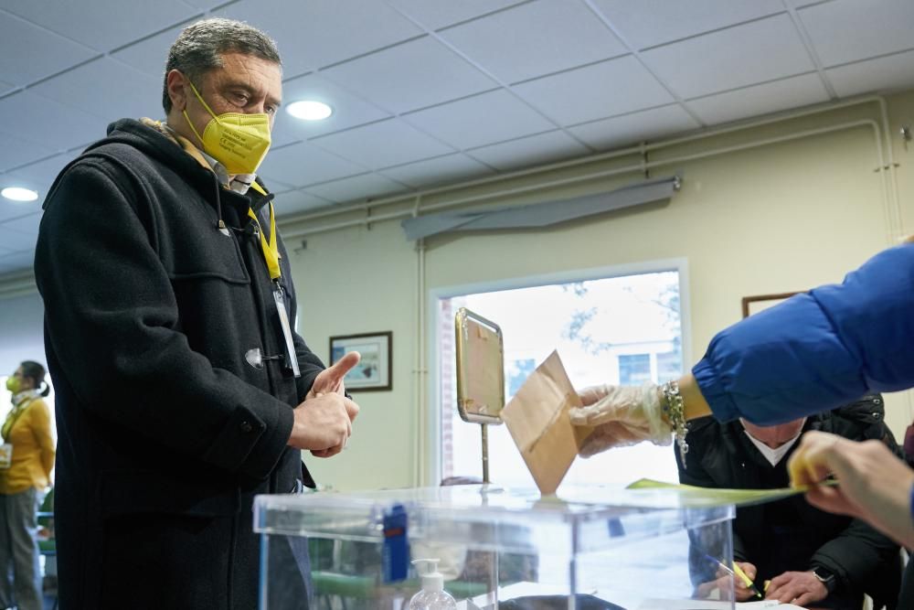 El candidato de Por Ávila a las Cortes de Castilla y León, Pedro Pascual, ejerce su derecho al voto este domingo en la capital abulense.
