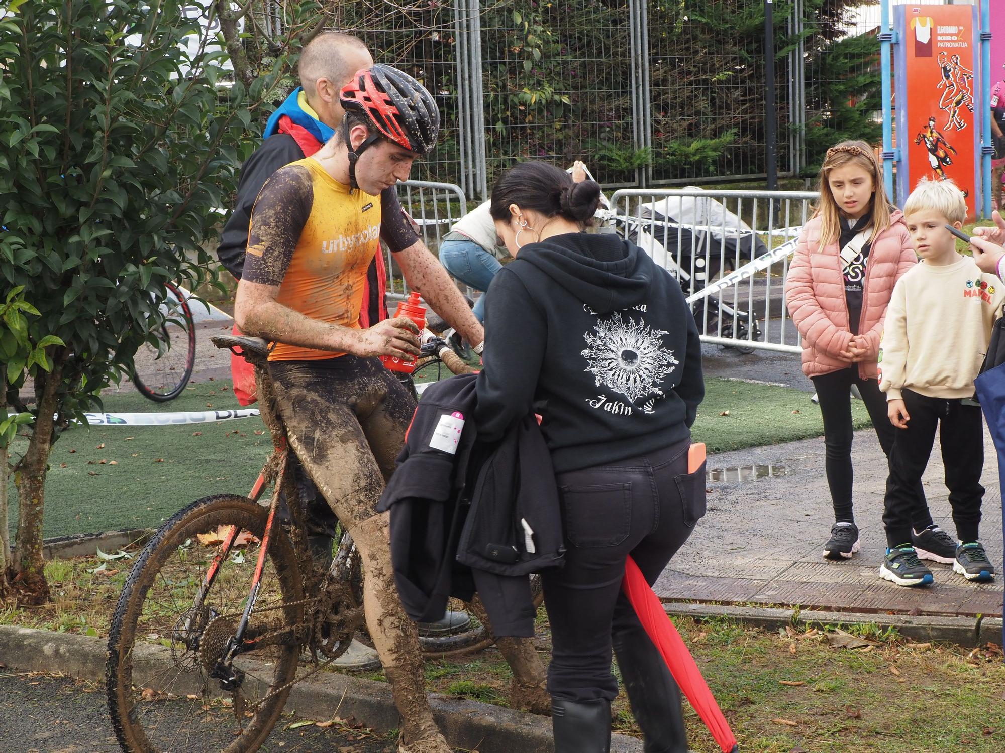 El barro se sumó al espectáculo de ciclocross en Elgoibar
