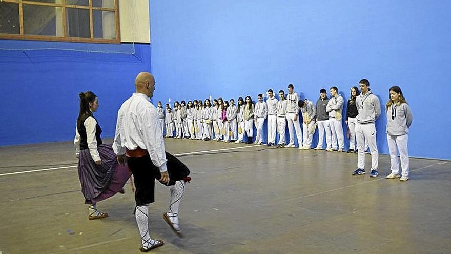 Aurresku en honor a Maider Ardanaz y Joseba Erro.