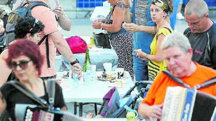 La sardinada lleva la alegría a la plaza de Easo de Amara