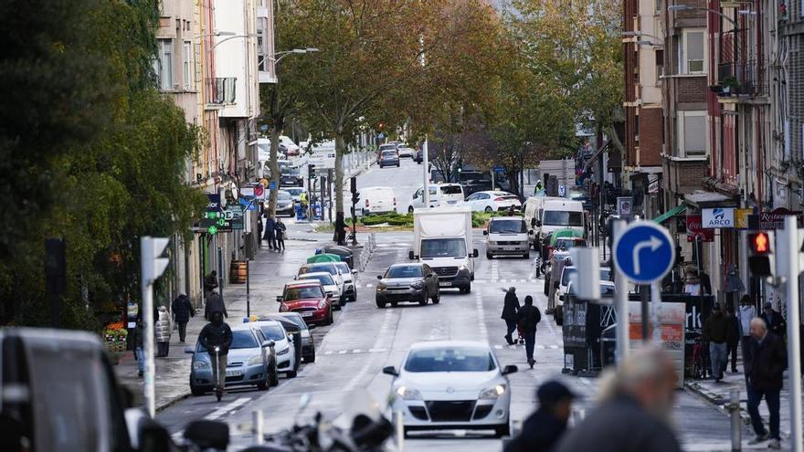 Amenaza con un sable a dos agentes de la Policía Local de Gasteiz