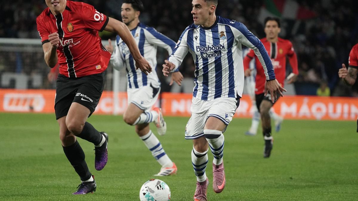 Barrenetxea disputa un balón frente al Mallorca