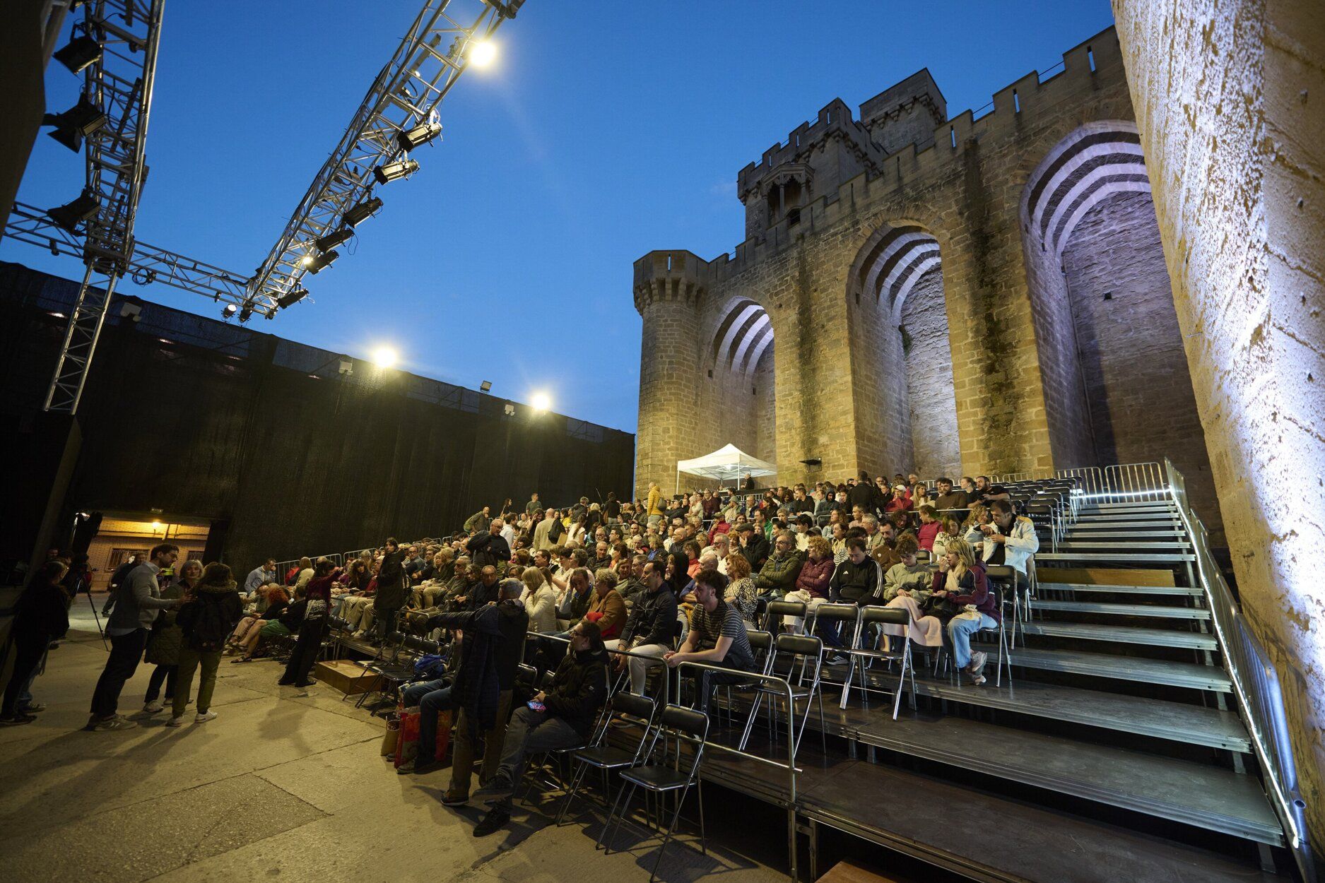 Imágenes de la obra 'En mitad de tanto fuego' en el Festival de Teatro de Olite