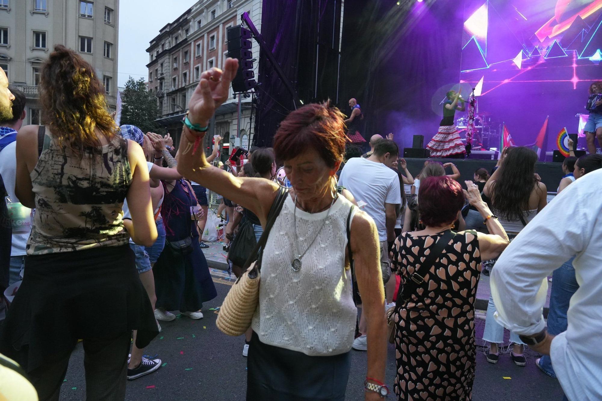 En imágenes: Una romería euskaldun con boas, falda y lentejuelas para abrir la fiesta con Akerbeltz