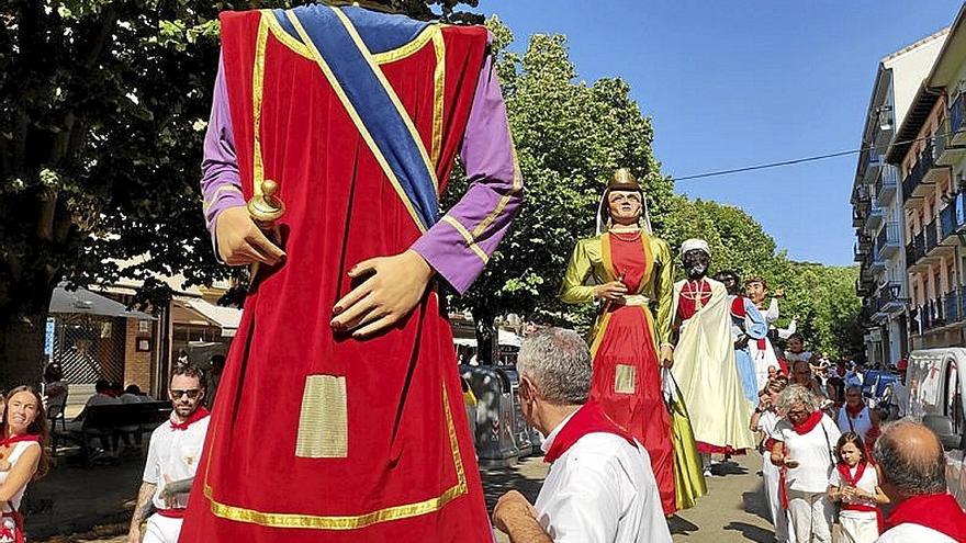 La comparsa de los Gigantes y Cabezudos desfilando por las calles de Estella. 