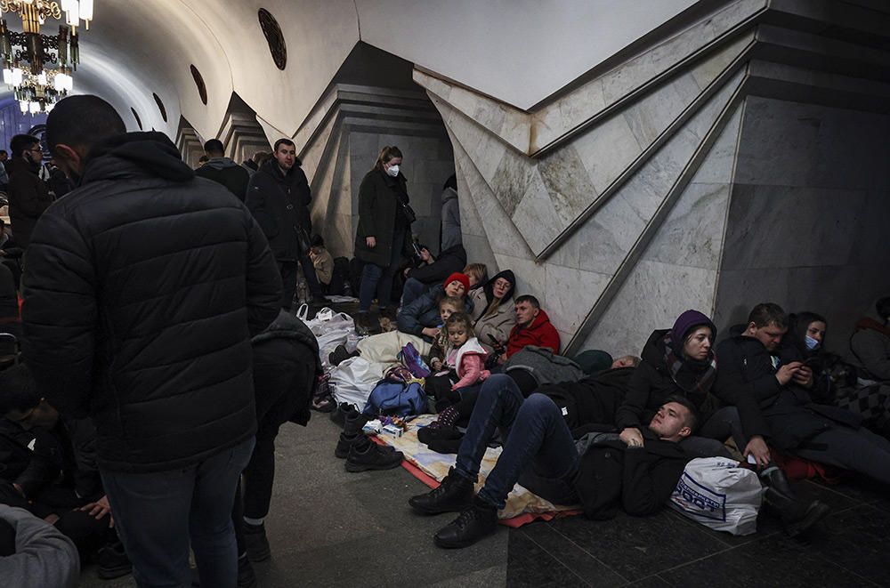 El metro de Kiev, refugio improvisado de miles de ucranianos