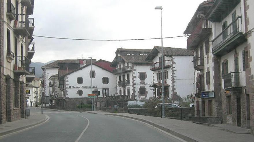 La calle Santiago, la arteria principal de Elizondo, vacía, el domingo 13 de marzo a las seis de la tarde.