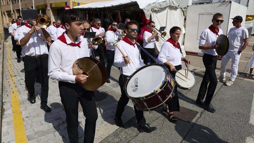 Gigantes y danzas llenan las calles de Aoiz