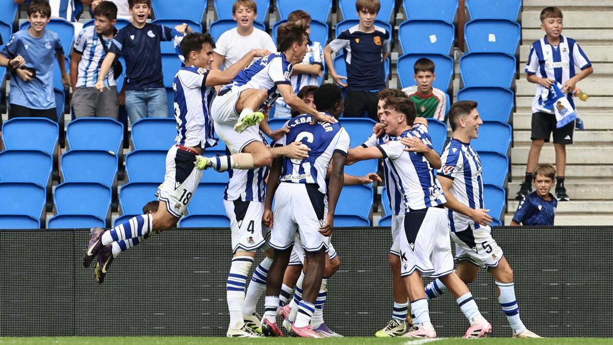 Los jugadores del Sanse celebran uno de los tantos conseguidos en Anoeta.