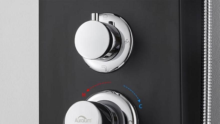 Perspectiva de la columna de ducha con sistema de hidromasaje AuraLum Max de Leroy Merlin