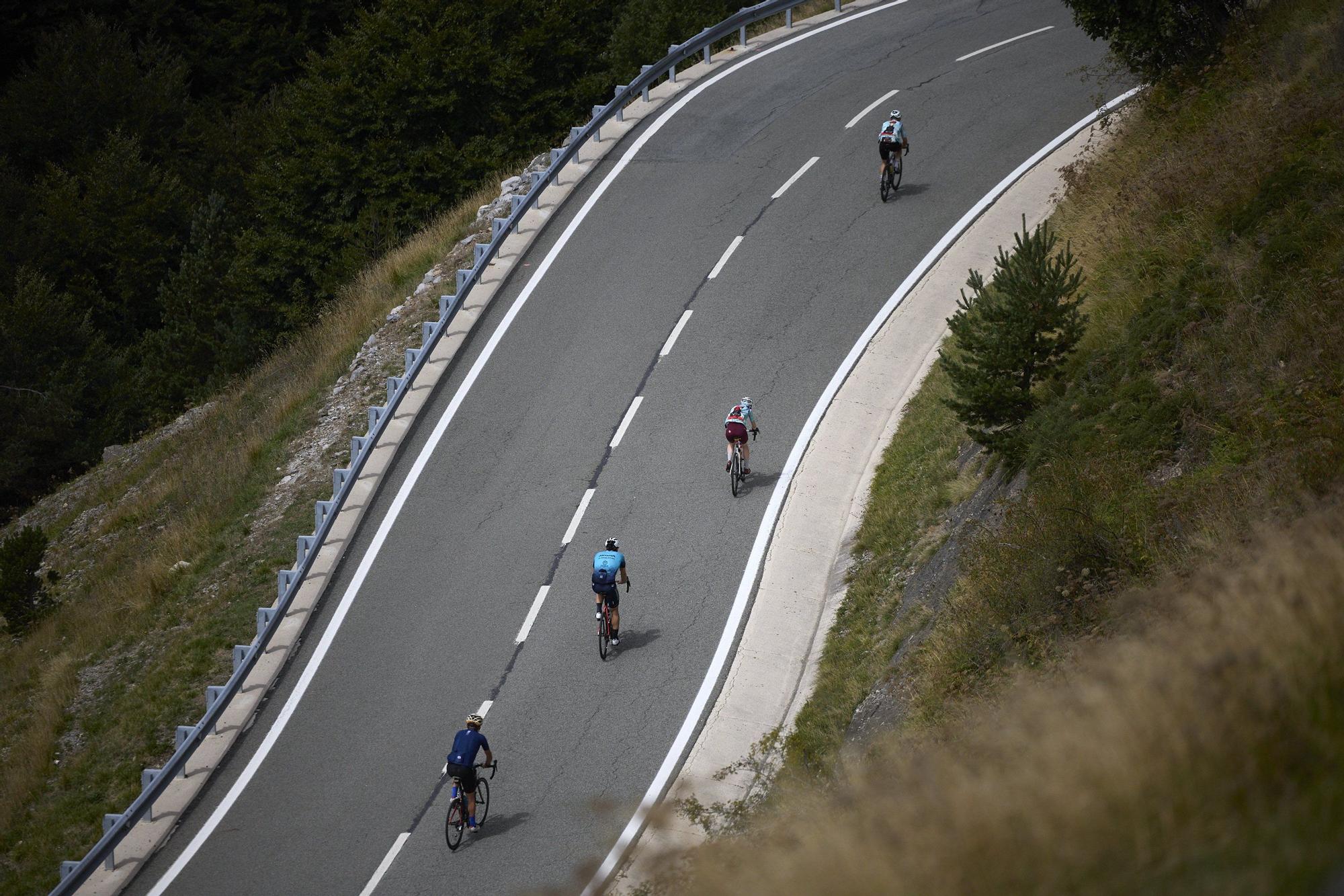 Fotos de la etapa navarra de La Vuelta 25 entre Sendaviva y Larra - Belagua
