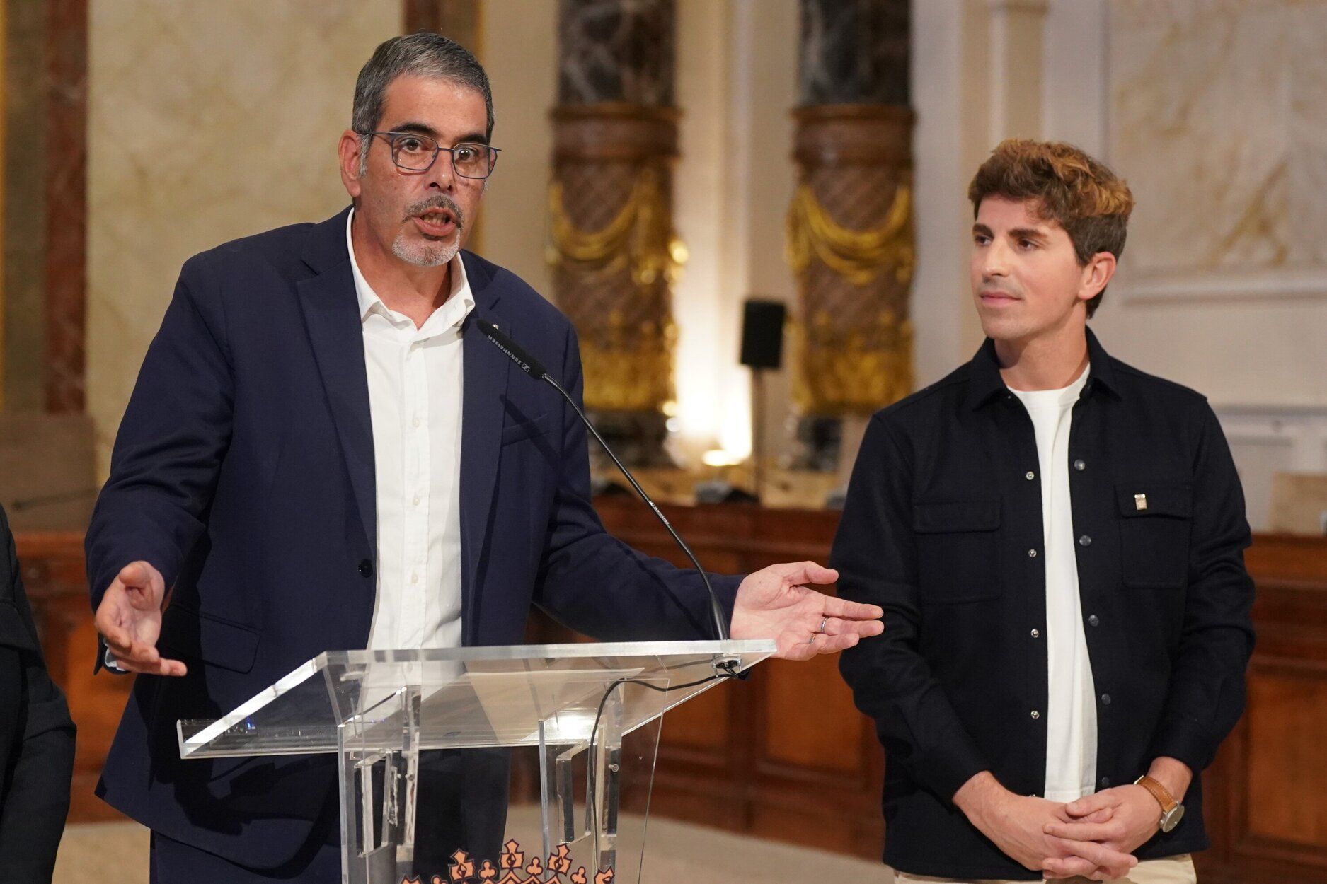 El alcalde de Donostia, Eneko Goia, acompañado de los ediles del PNV, como Jon Insausti, en la comparecencia en la que ha anunciado su adiós