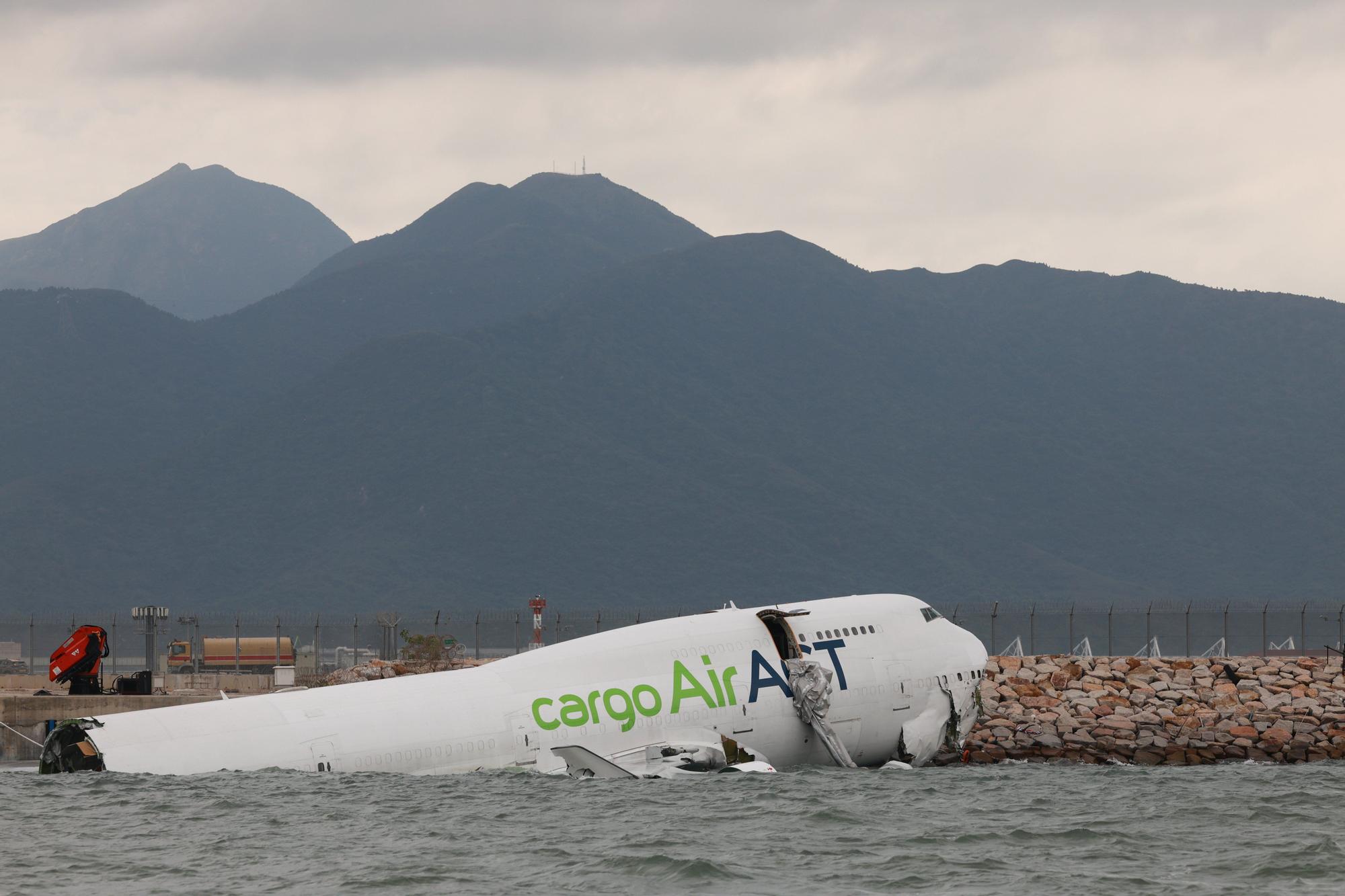 En imágenes: Un Boeing 747-481 de carga pierde el control y cae al mar al aterrizar en Hong Kong