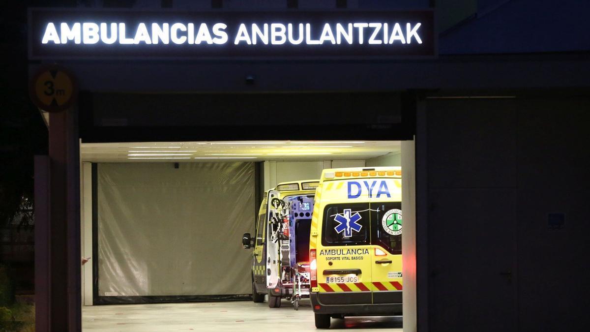 Una ambulancia, en Urgencias del Hospital Universitario de Navarra.