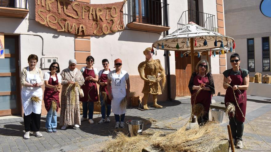 Manos femeninas que sustentan el pasado humilde de Sesma