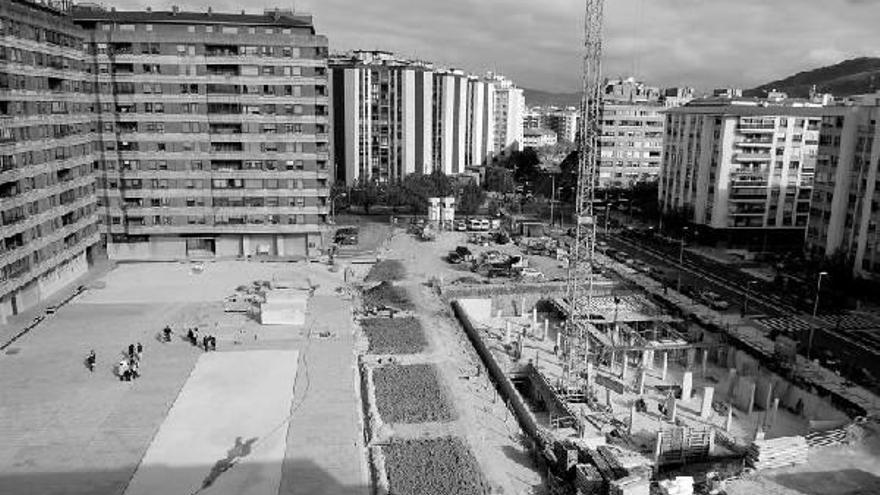 Vista panorámica de la plaza, con la calle Monasterio de Urdax a la derecha y al fondo, la avenida de Pío XII.