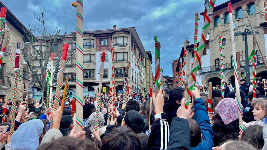 900 escolares unen sus voces por Santa Águeda en Mungia