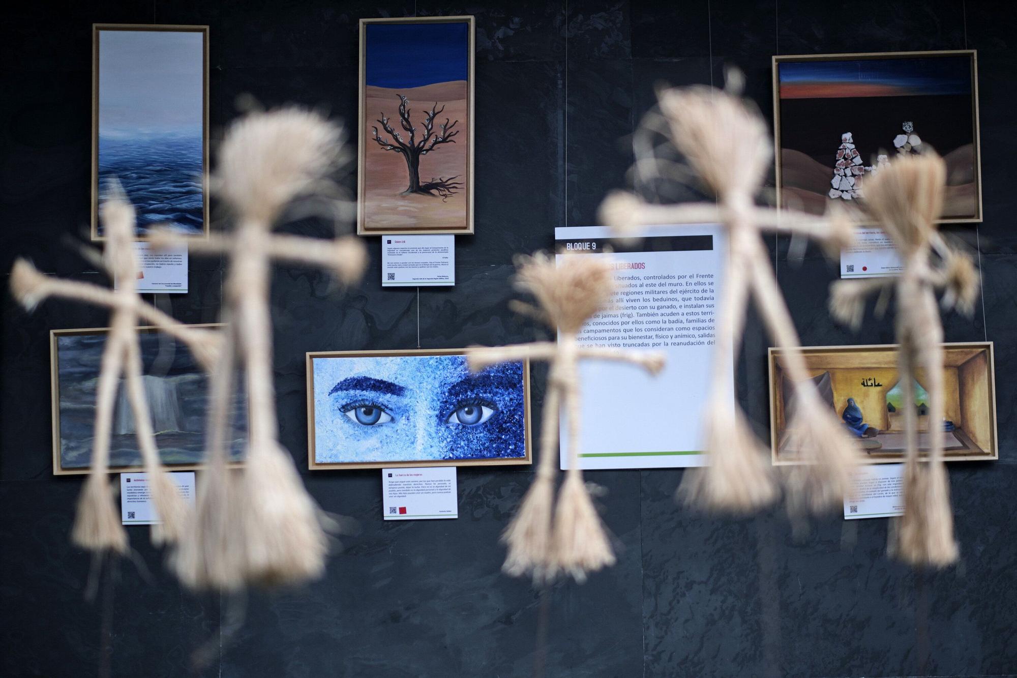 Inauguración de la exposición &#039;49 miradas y una esperanza&#039; en el Parlamento de Navarra