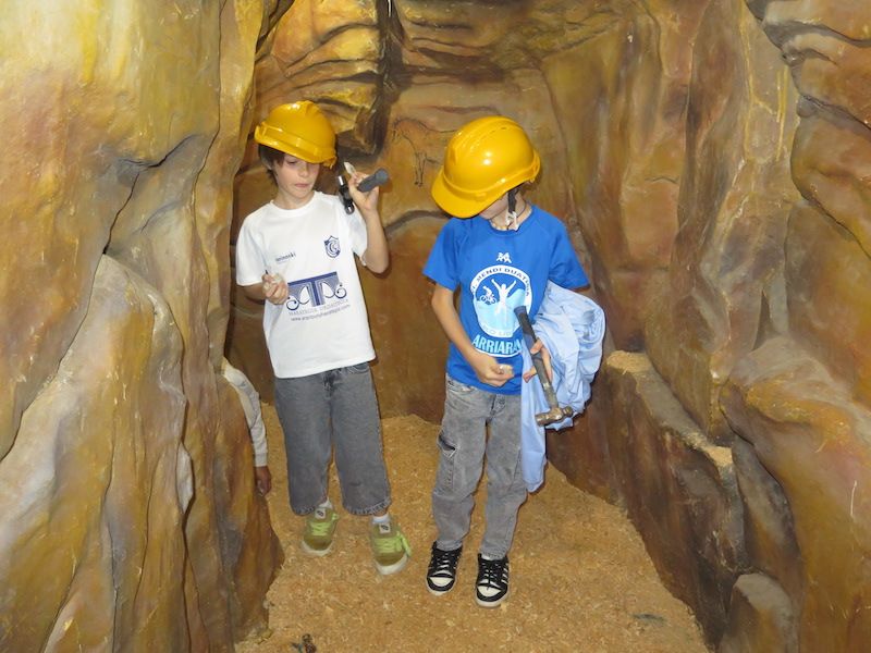 Los minerales, los fósiles y los dinosaurios toman Urretxu