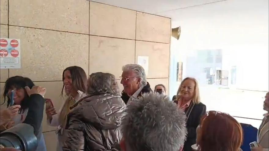 Una multitud rodea y hace fotos a un hombre en Murcia creyendo que es Richard Gere