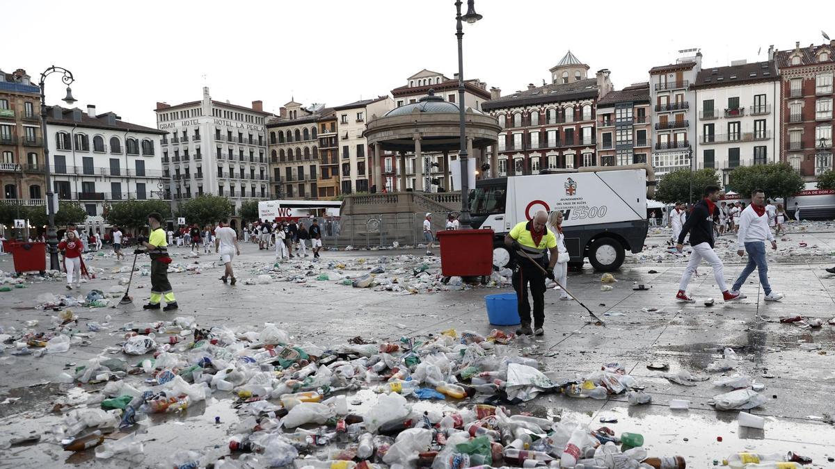 Suciedad durante San Fermín en la plaza del Castillo.