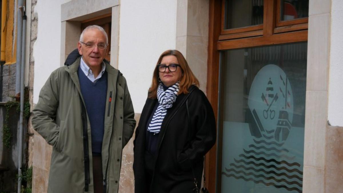 Iñaki Ostolaza, alcalde de Zumaia, y Duñike Agirrezabalaga (PSE-EE), fuera del ayuntamiento de Zumaia.
