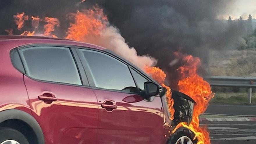 Coche incendiado tras un accidente en el cruce