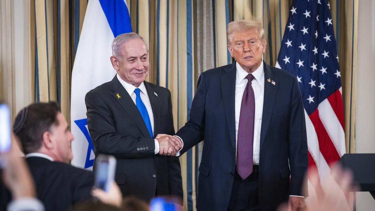 Netanyahu y Trump se dan la mano tras una rueda de prensa
