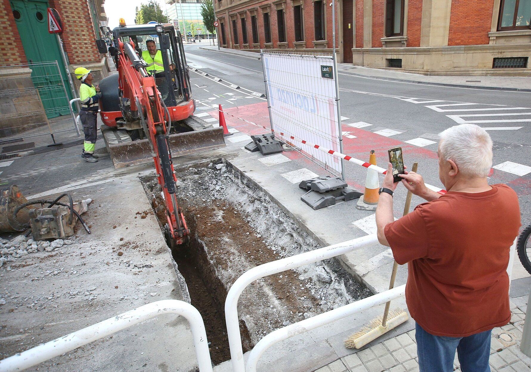 Fotos del inicio de las catas previas al comienzo de las obra del Paseo de Sarasate