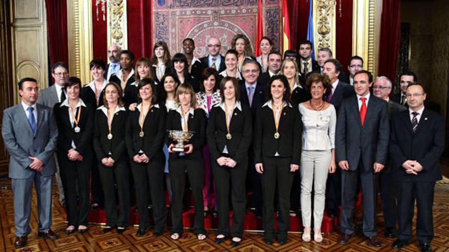 Itxako recibe el trofeo de campeonas de la liga femenina